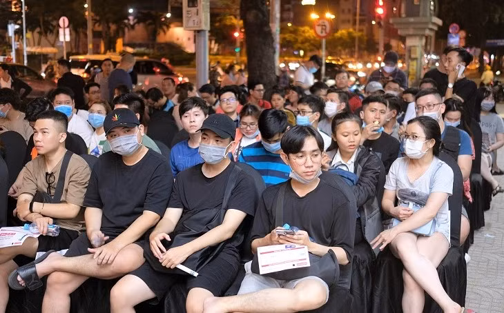 Nguoi Viet chi ca chuc trieu dong di Singapore va Thai Lan mua iPhone 14-Hinh-4