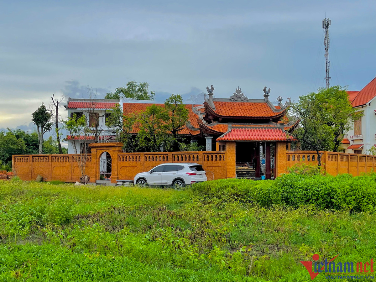 Phủ thờ mới khánh thành này ở Làng Ngọc Tiên, Nam Định - quê hương của Vượng Râu. Trước đó vợ chồng anh xây phủ thờ khác ở Hoà Lạc (Hà Nội).