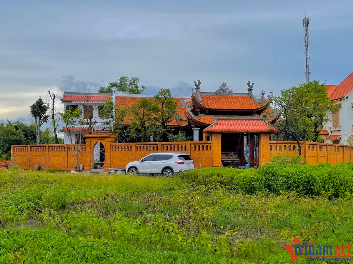 Phủ thờ mới khánh thành này ở Làng Ngọc Tiên, Nam Định - quê hương của Vượng Râu. Trước đó vợ chồng anh xây phủ thờ khác ở Hoà Lạc (Hà Nội).