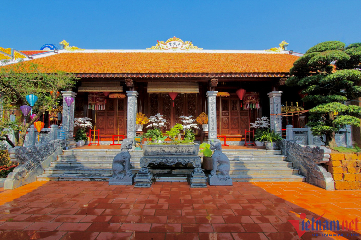 Sau khi làm xong phần gỗ, Vượng Râu đã mất 11 tháng để dựng và hoàn thiện.