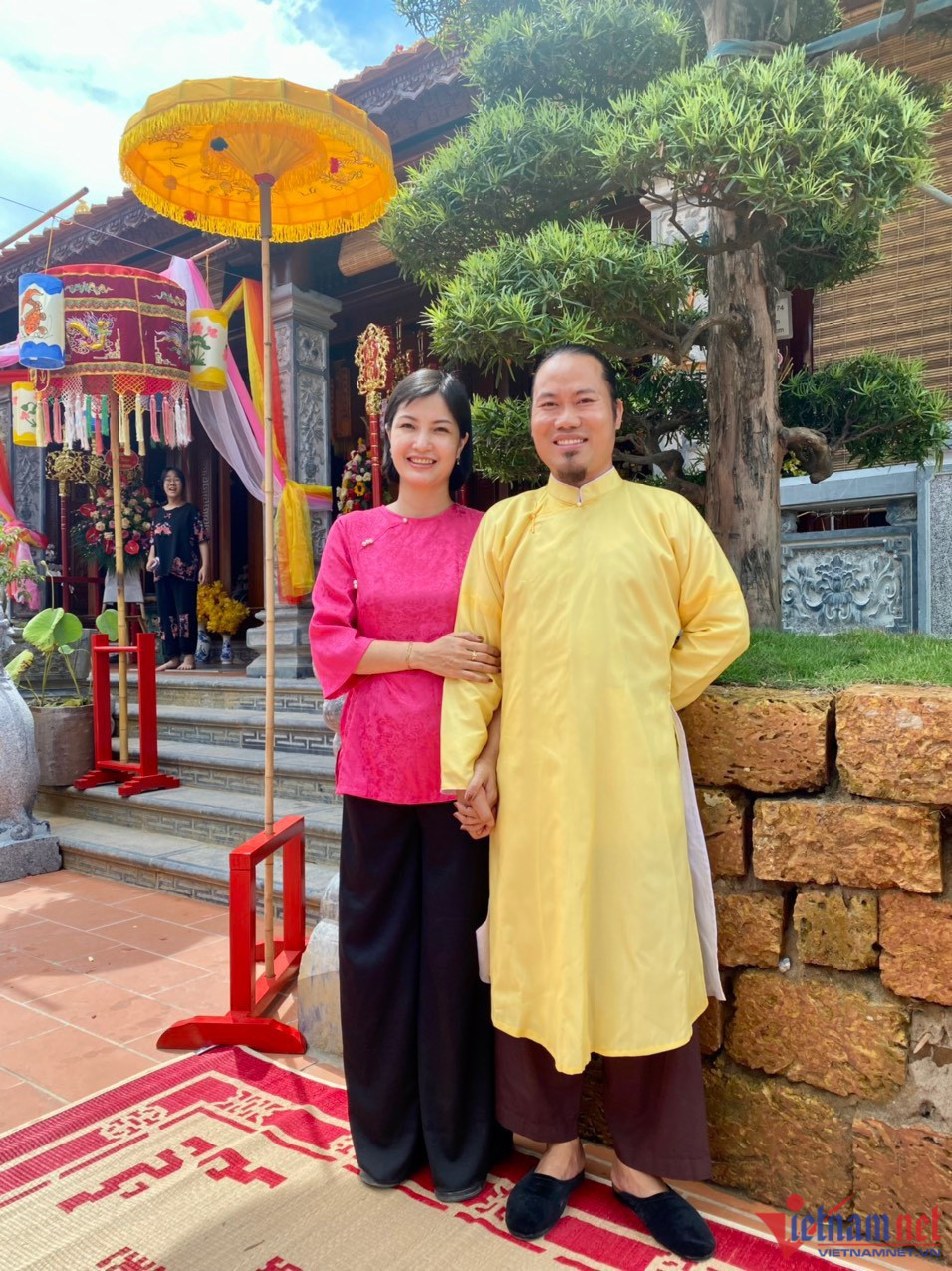 Vợ chồng Vượng Râu phải mời các nghệ nhân từ khắp nơi như Bắc Giang, Bắc Ninh, Hải Dương, Nam Định để hoàn thành công trình.