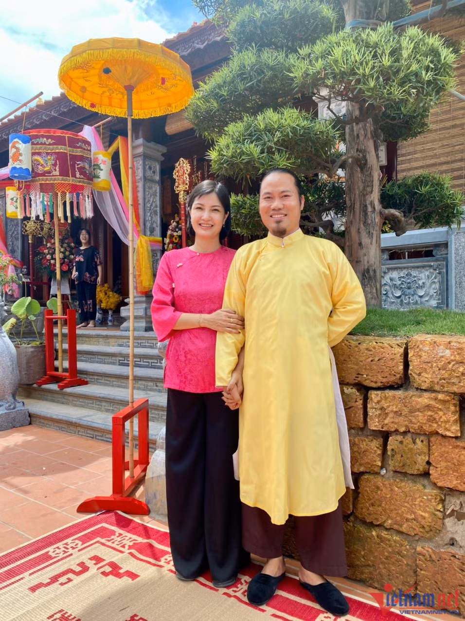 Vợ chồng Vượng Râu phải mời các nghệ nhân từ khắp nơi như Bắc Giang, Bắc Ninh, Hải Dương, Nam Định để hoàn thành công trình.