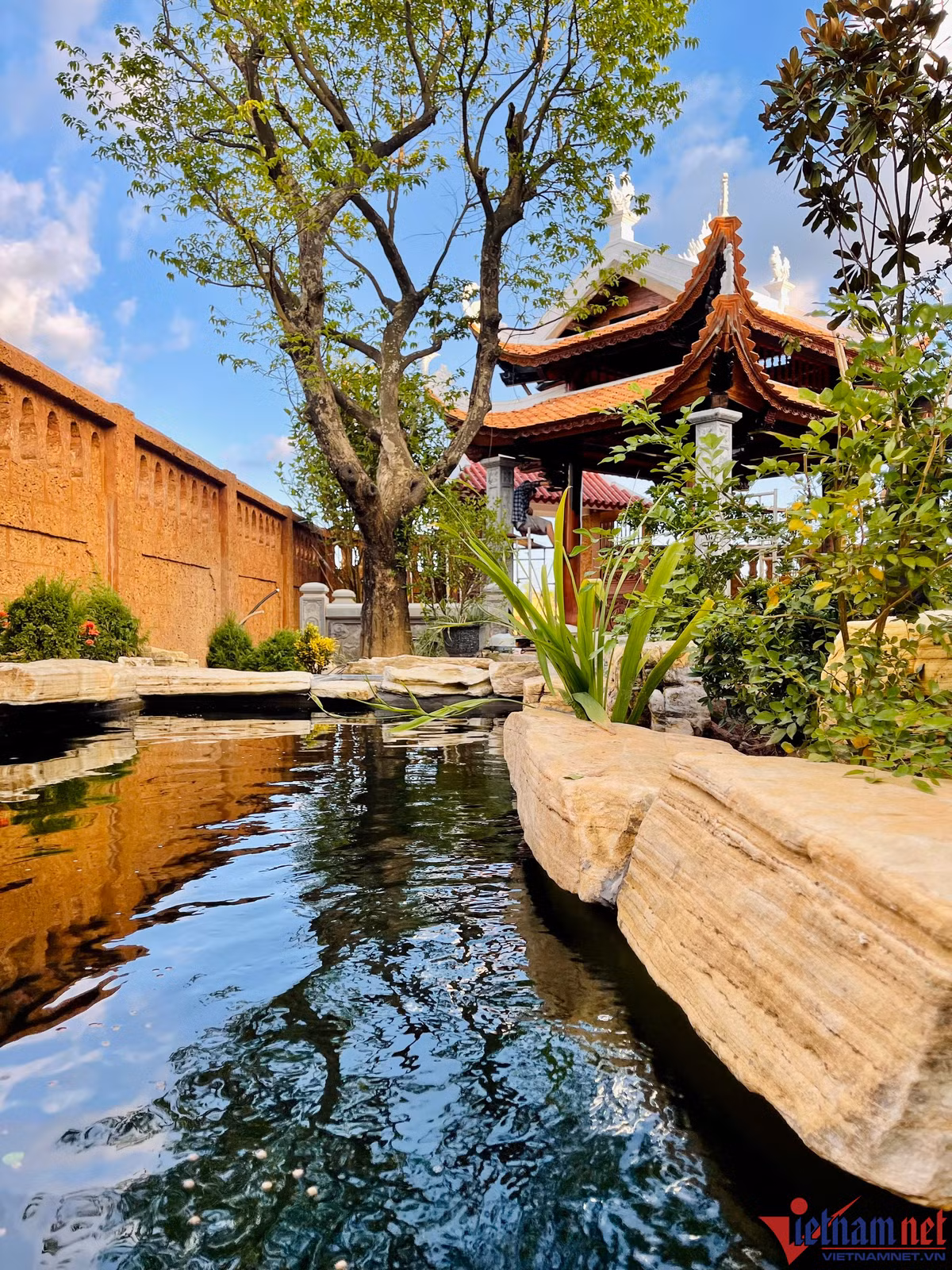 Vượng Râu chia sẻ, đây là không gian nhỏ và ấm áp được vợ chồng anh xây dựng trong 3 năm.