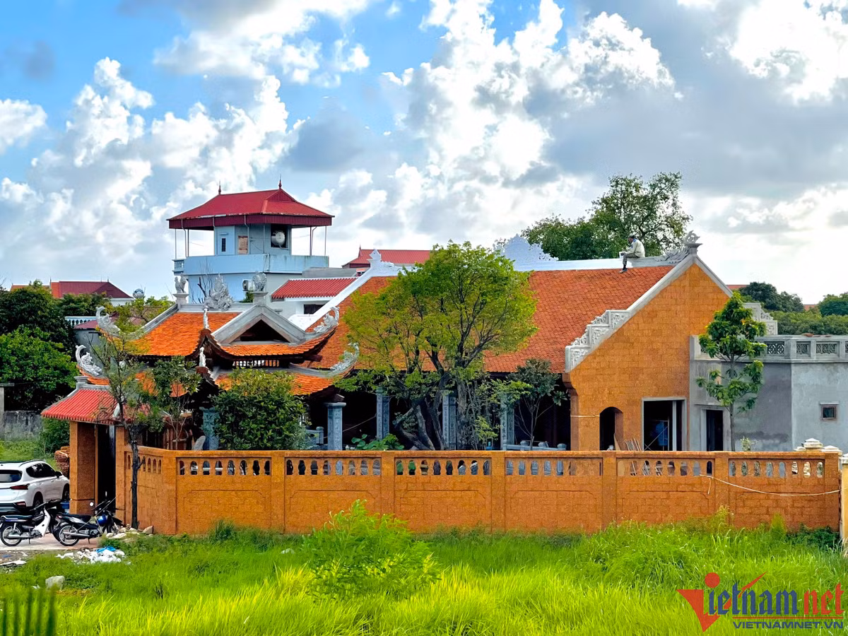 Nguyễn Công Việt Phủ là ngôi Phủ thờ thứ 2 do vợ chồng nghệ sĩ Vượng Râu đứng lên xây dựng.