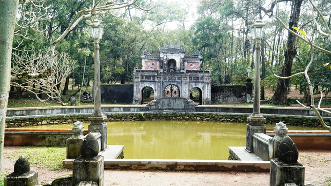 Câu chuyện trên truyền đến tai vua Tự Đức. Nhà vua cảm động trước tấm lòng hiếu thảo của Tổ sư Nhất Định. Vào năm 1848 (tức 1 năm sau ngày thiền sư Nhất Định viên tịch), Thảo Am được xây mở rộng và thành chùa. Ảnh: Tiền Phong.