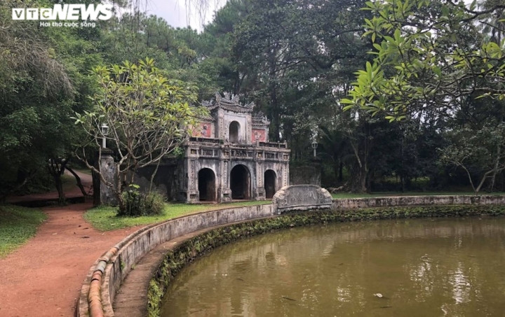 Vào thời điểm bấy giờ, dân gian lưu truyền câu chuyện không hay về Tổ sư Nhất Định. Ông được đồn đại là người nhà Phật nhưng thường đi chợ mua cá thịt. Ảnh: VTC News.