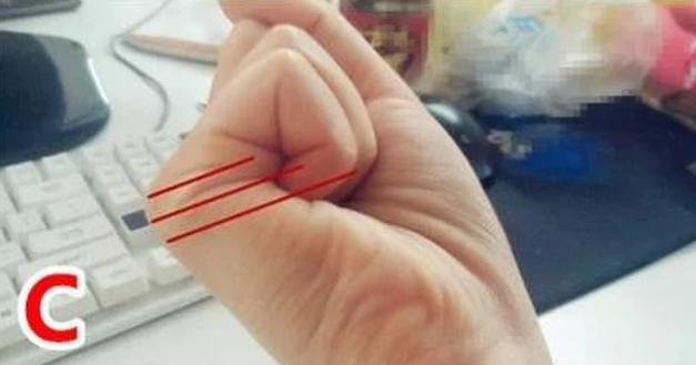 Nắm bàn tay rồi đếm đường chỉ để biết vận mệnh sang hèn - Hình 3 Nam ban tay roi dem duong chi de biet van menh sang hen-Hinh-3