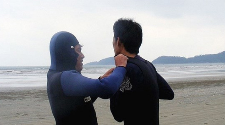 Việc đánh bắt hiện chủ yếu dựa vào thủ công và kinh nghiệm của người thợ lặn. Đợt này sản lượng rum ít do khan hiếm và các thương lái cũng tập trung gom hàng Tết nên rum biển "cháy hàng"