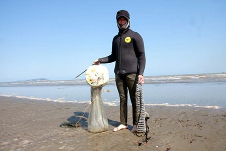 Để săn “thần dược” này, ngư dân vùng ven biển Nghệ An phải ngâm mình dưới nước nhiều tiếng đồng hồ. Con rum biển nào càng ở dưới sâu thì càng quý hiếm và có giá bán rất đắt.