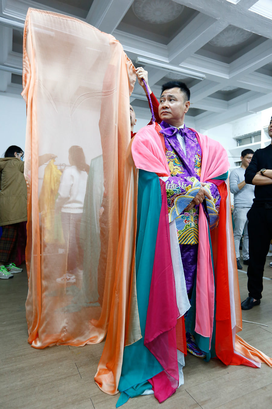 NSND Tự Long khoác trang phục bảy sắc cầu vồng.