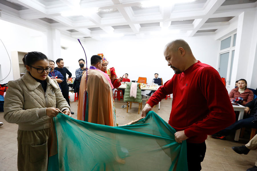 NTK luôn ở hậu trường để chuẩn bị, trau chuốt từng bộ xiêm y cho các táo. Năm nay, nhân vật của NSND Tự Long có trang phục rất cồng kềnh. Nhiều người còn nhận xét trang phục của Tự Long tốn vải nhất trong các Táo. Chính vì thế, NTK Đức Hùng phải luôn theo sát NSND Tự Long để chuẩn bị cho anh.