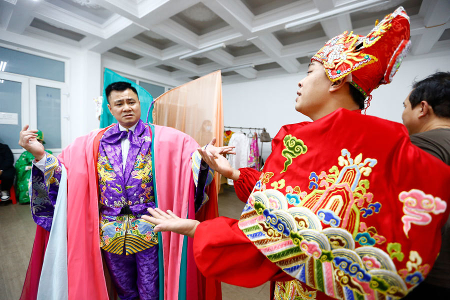 Qua nhiều năm kinh nghiệm thiết kế cho các Táo, NTK Đức Hùng có rất nhiều kinh nghiệm để sáng tạo và lựa chọn những mẫu thiết kế phù hợp nhất cho các Táo lên chầu.