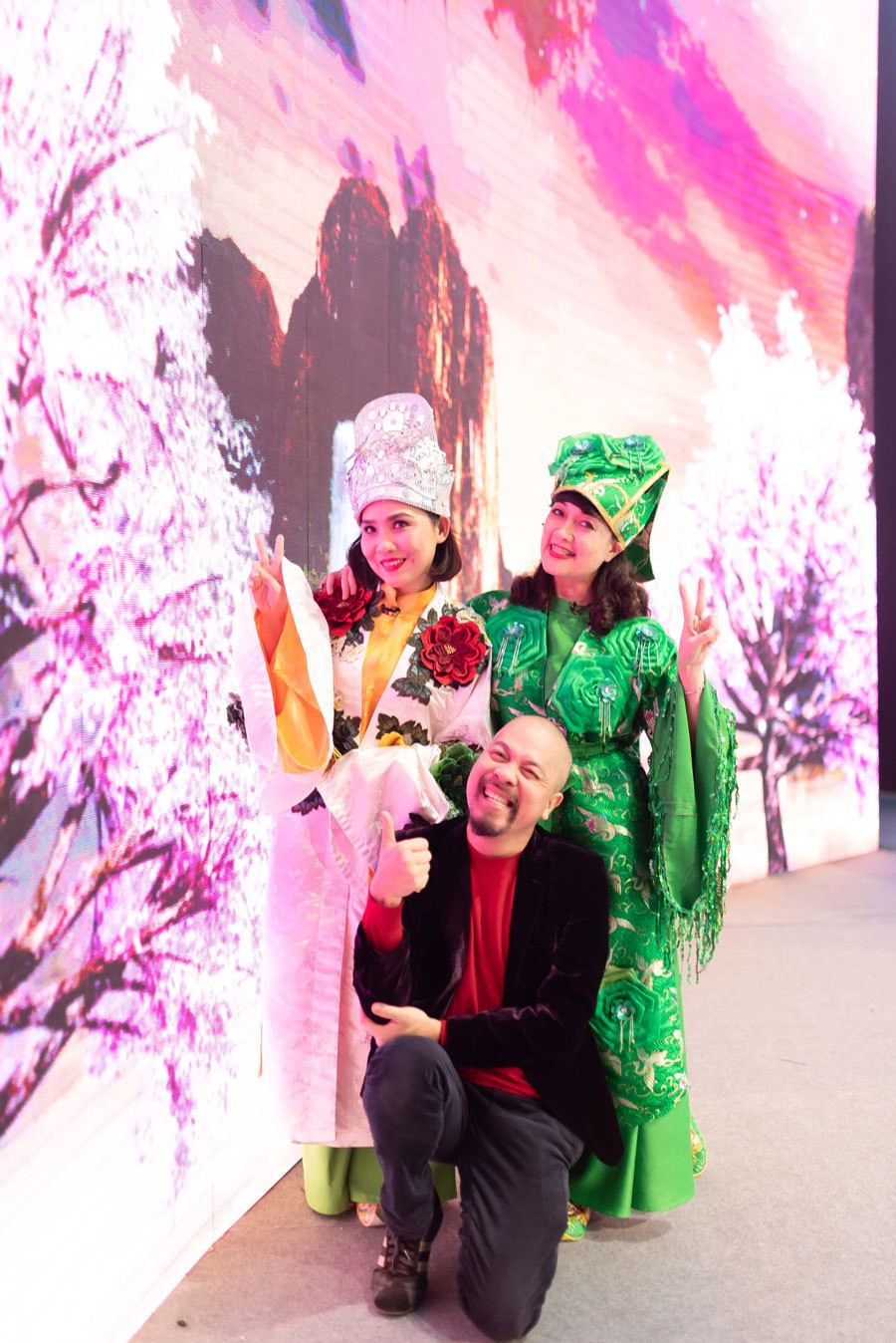 Nghệ sĩ Vân Dung, Anh Thơ, NTK Đức Hùng nhí nhảnh tại hậu trường.