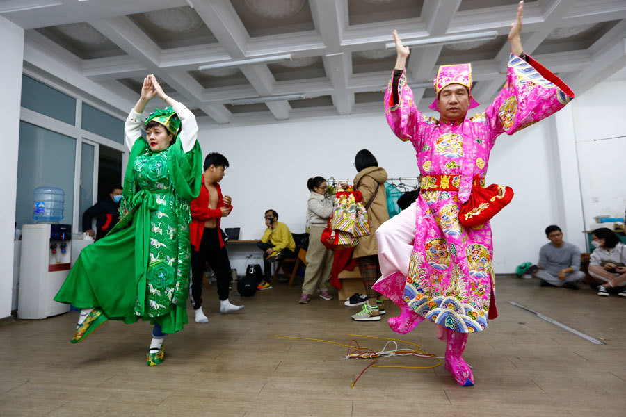 Để lên chầu được rực rỡ trong Táo Quân 2022, ngoài việc chuẩn bị nội dung báo cáo Ngọc Hoàng thì các Táo cũng phải chuẩn bị xiêm y thật lộng lẫy.