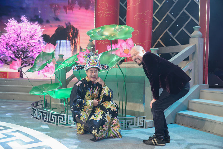 Hậu trường vui vẻ dù các Táo và NTK đều phải làm việc vất vả tới gần sáng.