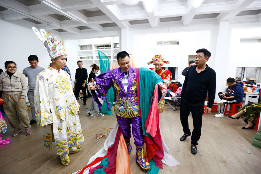 Duy Nam, NSƯT Quốc Khánh háo hức nhìn bộ cánh đa sắc màu của NSND Tự Long.