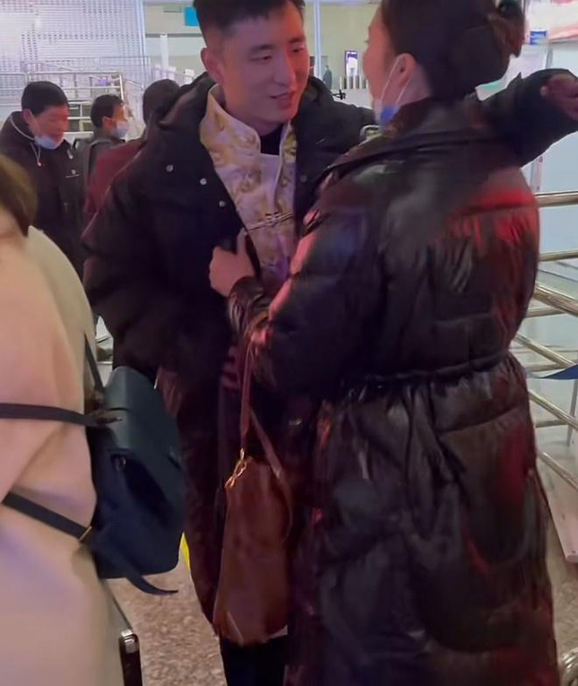 Co dau khong can xe hoa, tu di tau dien ngam den noi to chuc-Hinh-2