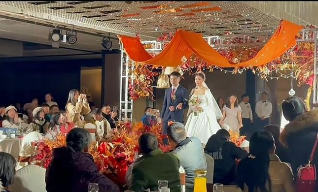 Co dau khong can xe hoa, tu di tau dien ngam den noi to chuc-Hinh-3