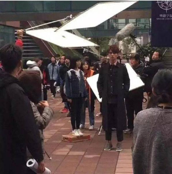 Thẩm Nguyệt có chiều cao khiêm tốn 1m55 nên hầu hết các cảnh tĩnh cô đều phải sử dụng bục hack chiều cao