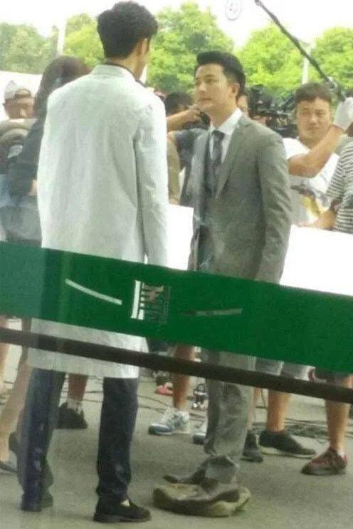 Có lẽ không phảiHoàng Hiên thấp mà là do bạn diễn của anh quá cao mà thôi