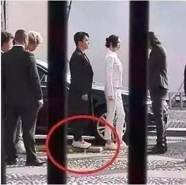 Sở hữu vóc dáng có phần hạn chế, Lương Triều Vỹ bê bục trong một cảnh quay khi đứng cạnh Đường Yên