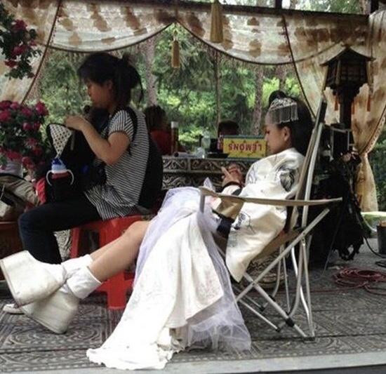 Khán giả yêu phim Hoa ngữ hẳn không còn xa lạ gì với những đôi giày siêu khủng bố của Dương Dung. Quá nể phục khi cô vẫn có thể di chuyển vô cùng linh hoạt