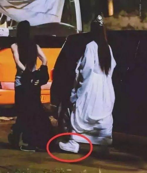 Với chiều cao 1m82, Vương Nhất Bác buộc phải sử dụng giày độn để có thể cao hơn Tiêu Chiến trong phim "Trần Tình Lệnh"