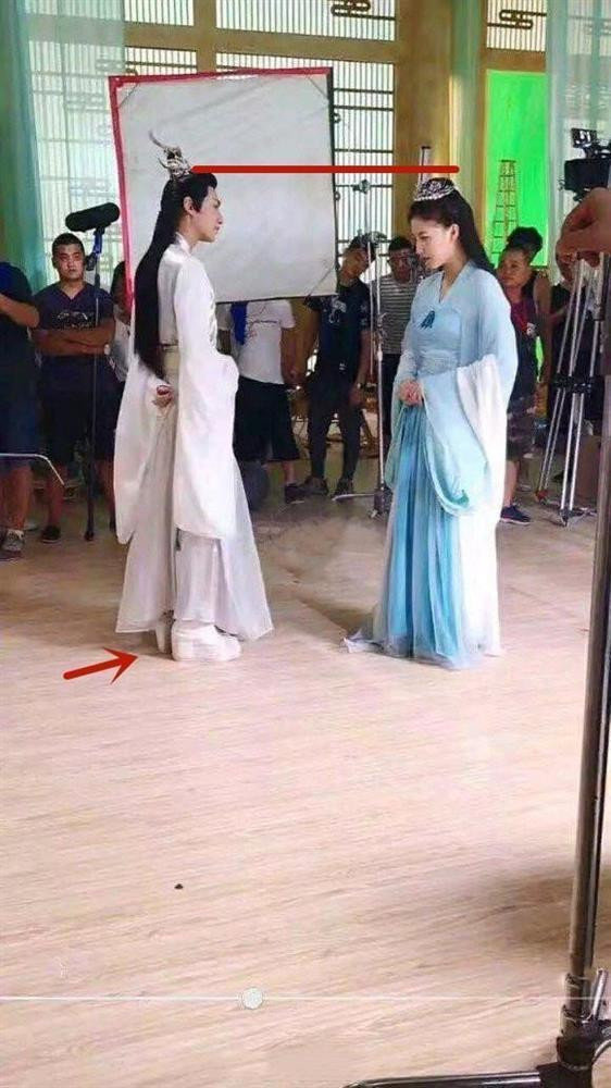 Cao 1m77, song khi đóng cổ trang La Vân Hi vẫn phải dùng giày độn để cao hơn các bạn diễn nữ