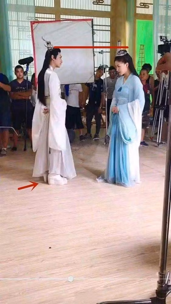 Cao 1m77, song khi đóng cổ trang La Vân Hi vẫn phải dùng giày độn để cao hơn các bạn diễn nữ