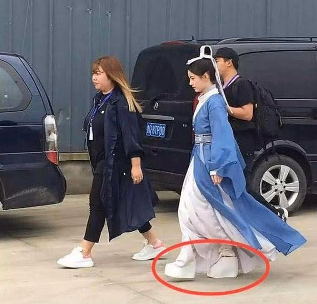 Sở hữu vóc dáng nhỏ con, Cúc Tịnh Y đã quá quen với việc đi những đôi giày cao lênh khênh khi đóng phim