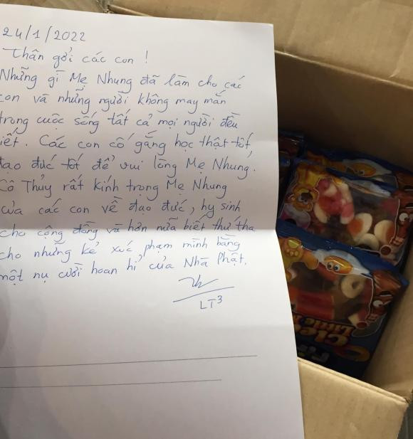 Cac con nuoi cua co ca si Phi Nhung duoc khan gia tang qua Tet