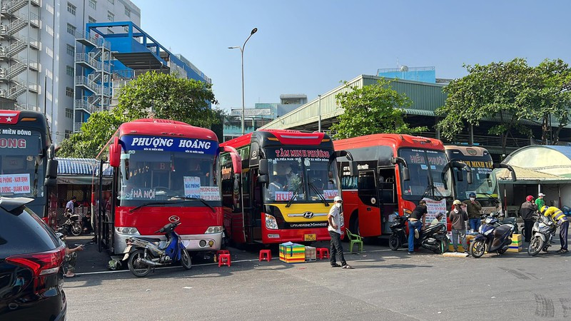 Cận tết, bến xe vắng vẻ, nhân viên bán vé ngồi không chờ khách - Hình 2 Can tet, ben xe vang ve, nhan vien ban ve ngoi khong cho khach-Hinh-2