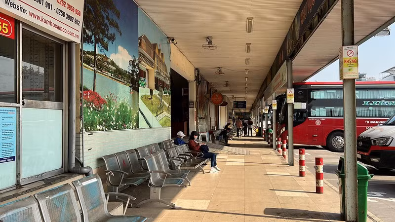 Can tet, ben xe vang ve, nhan vien ban ve ngoi khong cho khach-Hinh-3