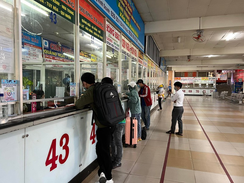 Cận tết, bến xe vắng vẻ, nhân viên bán vé ngồi không chờ khách - Hình 8 Can tet, ben xe vang ve, nhan vien ban ve ngoi khong cho khach-Hinh-8