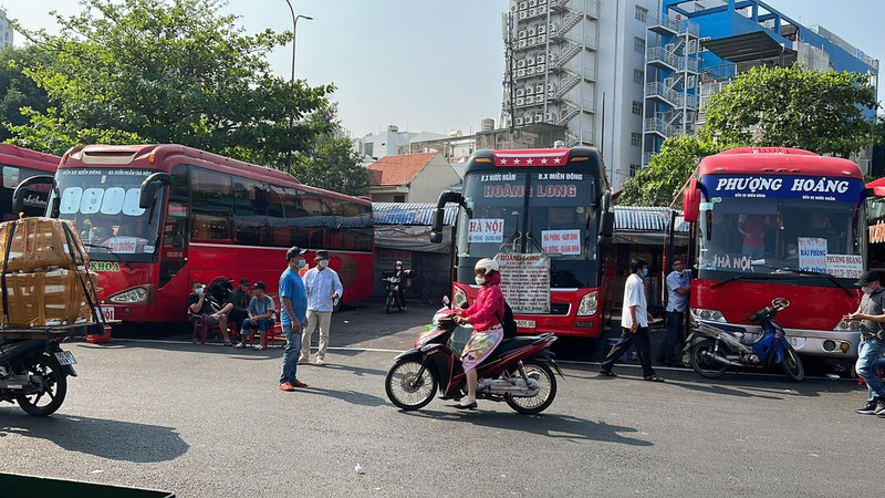 Cận tết, bến xe vắng vẻ, nhân viên bán vé ngồi không chờ khách - Hình 10 Can tet, ben xe vang ve, nhan vien ban ve ngoi khong cho khach-Hinh-10