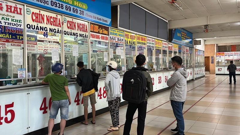 Cận tết, bến xe vắng vẻ, nhân viên bán vé ngồi không chờ khách - Hình 5 Can tet, ben xe vang ve, nhan vien ban ve ngoi khong cho khach-Hinh-5