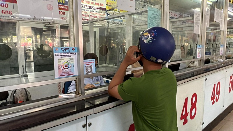 Cận tết, bến xe vắng vẻ, nhân viên bán vé ngồi không chờ khách - Hình 7 Can tet, ben xe vang ve, nhan vien ban ve ngoi khong cho khach-Hinh-7