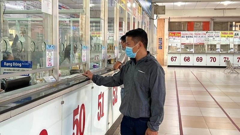 Cận tết, bến xe vắng vẻ, nhân viên bán vé ngồi không chờ khách - Hình 6 Can tet, ben xe vang ve, nhan vien ban ve ngoi khong cho khach-Hinh-6