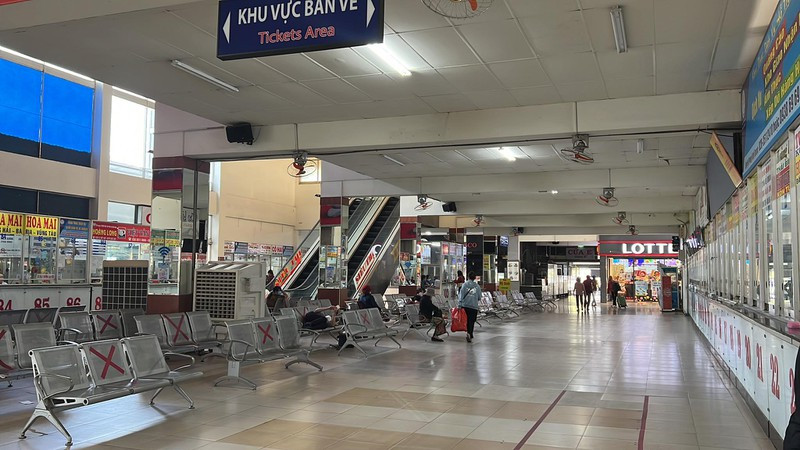 Cận tết, bến xe vắng vẻ, nhân viên bán vé ngồi không chờ khách - Hình 9 Can tet, ben xe vang ve, nhan vien ban ve ngoi khong cho khach-Hinh-9