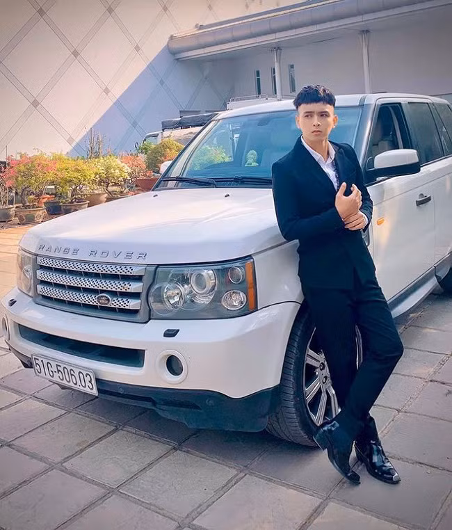Bên cạnh cơ ngơi tiền tỷ, Hồ Quang Hiếu còn tậu xe hơi đắt đỏ.