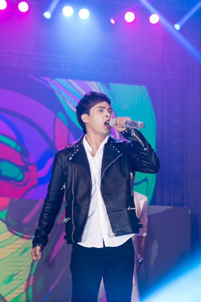 Hồ Quang Hiếu là giọng ca được yêu mến qua loạt hit như "Không cảm xúc", "Con bướm xuân"... Anh cũng là ca sĩ đắt show sân khấu hội chợ.