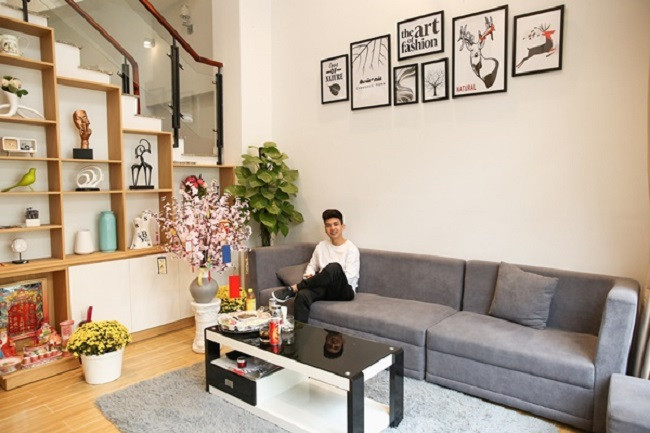 Hiện Hồ Quang Hiếu sinh sống trong căn biệt thự gần 23 tỷ ở quận Gò Vấp, TP.HCM. Căn nhà có diện tích 400m2 gồm một trệt, 3 lầu có nội thất sang trọng, hiện đại. Trước đây, giọng ca Con bướm xuân từng sống trong căn nhà 4 tỷ đồng, được mua từ tiền tích góp trong suốt hơn 10 năm chạy show.