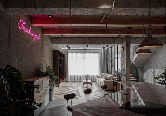 Hiện tại vợ chồng nữ ca sĩ sống trong căn penthouse có tổng diện tích lên đến 300m2 tại TP.HCM. Tổ ấm của cặp đôi được thiết kế theo xu hướng industrial (công nghiệp) đẹp mắt, tinh tế với tông màu xám làm chủ đạo.