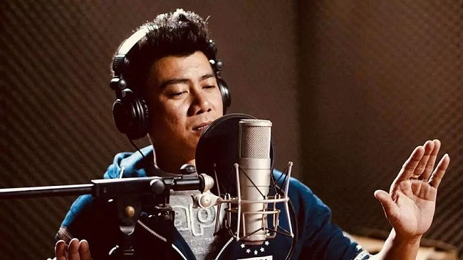 Nam ca sĩ cũng lên tiếng đính chính về tin đồn này và cho biết đó chỉ là lời nói đùa của đàn em thân thiết. Do dịch bệnh, làm ăn thua lỗ nên Trương Đan Huy vướng nợ nần, phải bán gấp nhà xưởng để trả nợ.