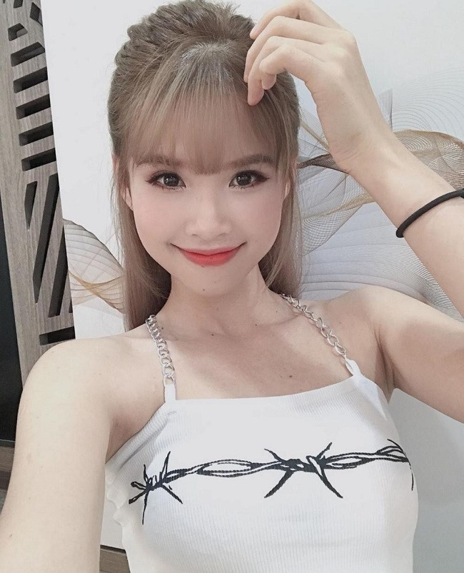 Khởi My sinh năm 1990, gây ấn tượng bởi giọng hát ngọt ngào, trong trẻo cùng tính cách dễ thương, nhí nhảnh. Quán quân "Gương mặt thân quen" 2013 là cái tên quen thuộc tại các sân khấu hội chợ. Gắn liền với biệt danh "nữ hoàng hội chợ" nhưng Khởi My không quan tâm bởi với cô, sân khấu nào cũng không quan trọng bằng khán giả.