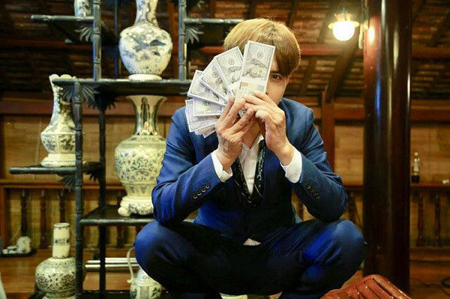 Nam ca sĩ từng tiết lộ, từ năm 2015, mức cát-xê của anh ở mỗi sự kiện đã dao dộng từ 30-35 triệu đồng và con số đó ở thời điểm hiện tại cao hơn nhiều. Từ mức cát-xê đó, Hồ Quang Hiếu có thu nhập trên 10 tỷ sau một năm đi hát. Chưa dừng ở đó, nam ca sĩ còn đầu tư bất động sản, "cò đất" để kiếm thêm thu nhập.