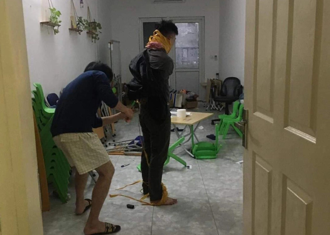 Chu shop dien thoai bi cuop khong che, xit hoi cay-Hinh-2