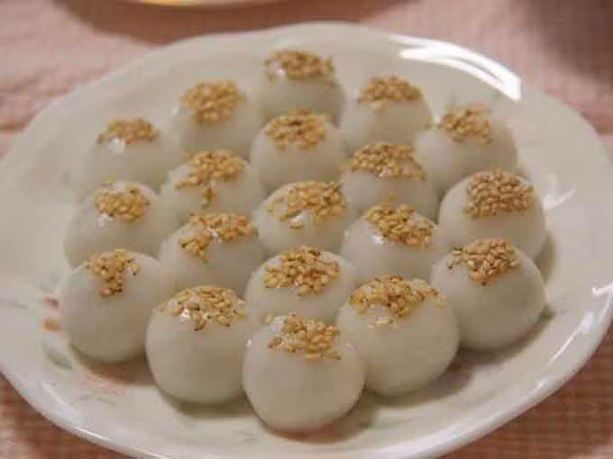 Để làm bánh trôi, bánh chay ngon và đẹp, phải chọn được nếp cái hoa vàng, thứ gạo tròn hạt, đều tay, như các cụ thường nói “nếp đếm trăm được”. 