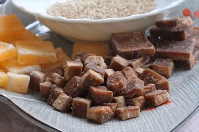 Đường làm nhân bánh trôi ngon nhất là loại đường phên Dương Liễu, Cát Quế, chặt thành những viên nhỏ như hạt lựu, làm nhân bánh trôi. 