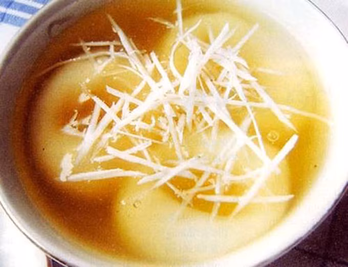 Người Hà Nội vốn thanh lịch và tinh tế nên trong cách làm bánh và thưởng thức cũng có đôi chút cầu kỳ. Bánh chay được đựng trong bát, chan thêm một chút chè đường quấy với bột đao hay bột sắn dây ướp hoa bưởi. 